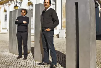 joao_bicker_e_alexandre_matos_vinham_de_outras_areas_do_saber_mas_apaixonaram-se_pelo_design_grafico._agora_a_conimbricense_fba_coleciona_premios_internacionais.jpg